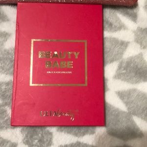 I’m selling a makeup Palette and a bag